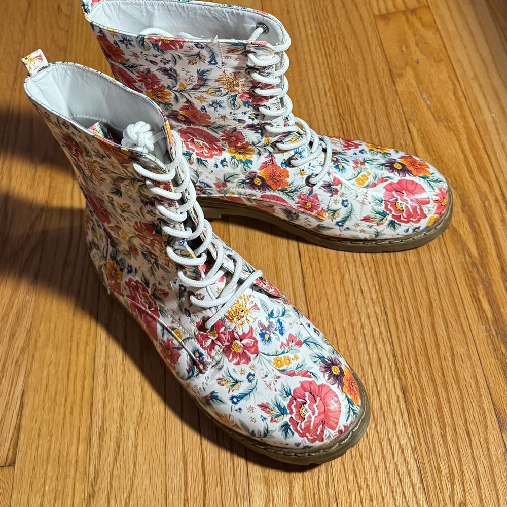 Nature Breeze Floral Combat Boots Women’s Size 9 Pre-Owned Very Good Condition!